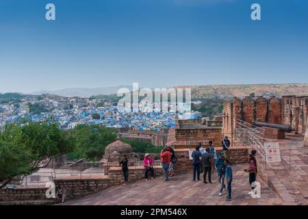 Jodhpur, Rajasthan, Indien - 17.10.2019 : Draufsicht auf die Stadt Jodhpur von der Festung Mehrangarh. Jodhpur wird Blaue Stadt genannt, seit Hindu-Brahminen dort beten Stockfoto