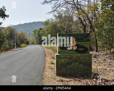 Dandeli, Karnataka, Indien 18. Mai 2019 : Eine Königskobra-Schlange, Ophiophagus hannah, am Schild am Karnataka-Tigerreservat. Stockfoto