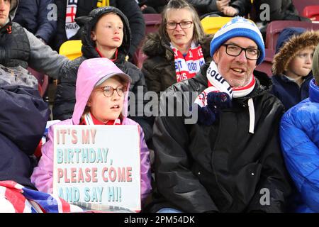 GTECH Community Stadium, London, Großbritannien. 11. April 2023. Alzheimers Society International Football Friendly, England gegen Australien; England Fans Credit: Action Plus Sports/Alamy Live News Stockfoto