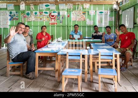 Schultreffen in einem Dorf in Riberenos am peruanischen Amazonas Stockfoto