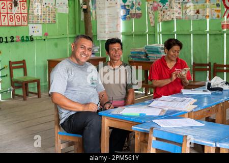 Schultreffen in einem Dorf in Riberenos am peruanischen Amazonas Stockfoto