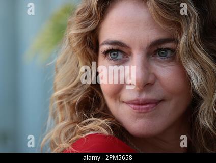 VENEDIG, ITALIEN - 07. SEPTEMBER: Claudia Gerini kommt im Hotel Excelsior während des Venedig Filmfestivals 79. am 07. September 2022 in Venedig an Stockfoto