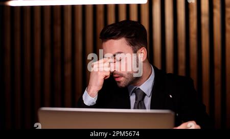 Porträtmann, Geschäftsmann, Firmengründer, Büroangestellter, der im Büro sitzt Stockfoto