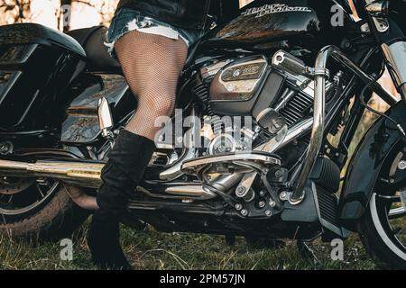 Eine Frau, die auf ihrem Motorrad sitzt Stockfoto