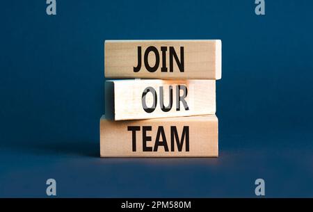 Treten Sie unserem Team Symbol bei. Konzeptbegriffe Treten Sie unserem Team auf Holzblock auf einem wunderschönen grauen Tischhintergrund bei. Und treten Sie unserem Teamkonzept bei. Verstanden Stockfoto