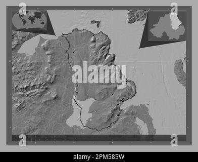 Antrim, Region Nordirland. Bilevel-Höhenkarte mit Seen und Flüssen. Standorte der wichtigsten Städte der Region. Lage der Zusatzgeräte an der Ecke ma Stockfoto