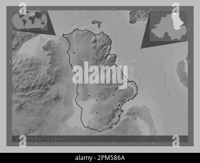 Antrim, Region Nordirland. Grauskala-Höhenkarte mit Seen und Flüssen. Standorte der wichtigsten Städte der Region. Lage der Zusatzgeräte an der Ecke Stockfoto