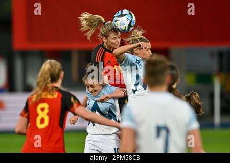 Leuven, Belgien. 11. April 2023. Die belgische Justine Vanhaevermaet und die slowenische Dominika Conc kämpfen am Dienstag, den 11. April 2023 in Leuven, bei einem freundschaftlichen Fußballspiel zwischen der belgischen Nationalmannschaft der Frauen, der Roten Flamme und Slowenien, um den Ball. BELGA FOTO DAVID CATRY Kredit: Belga News Agency/Alamy Live News Stockfoto