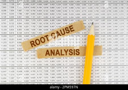 Geschäftskonzept. Auf den Dokumenten mit Berichten befinden sich ein Bleistift und Streifen Papier mit der Aufschrift „Ursachenanalyse“ Stockfoto