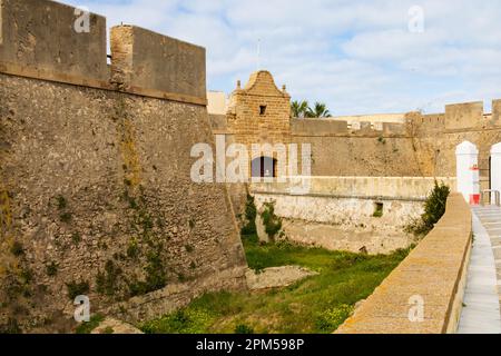 Graben und Eingangstor Castillo de Santa Catalina Fort, Cadiz, Andalusien, Spanien. Festung, Schloss Stockfoto