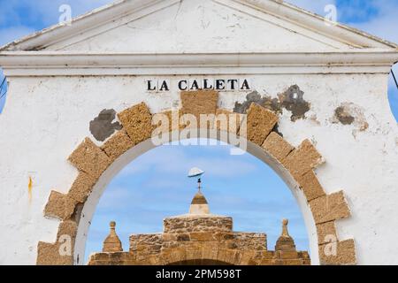 Der Arch Puerto de la Caleta, das Tor zu den Paseo Fernando Quinones und den Inseln Castillo de San Sebastian und Avanzada Sta Isabel II. Cadiz, Anda Stockfoto