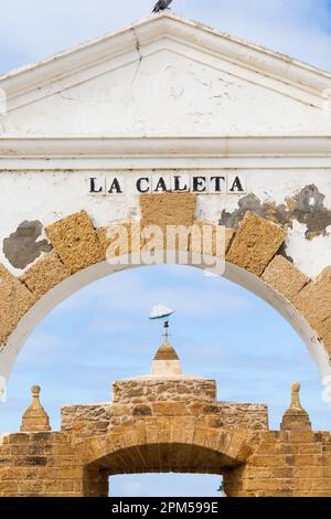 Der Arch Puerto de la Caleta, das Tor zu den Paseo Fernando Quinones und den Inseln Castillo de San Sebastian und Avanzada Sta Isabel II. Cadiz, Anda Stockfoto