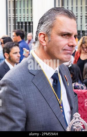 Huelva, Spanien - 1. April 2023: Javier Ortega Smith, einer der Anführer der politischen Partei VOX, in Begleitung der Passion Saturday to the Stockfoto