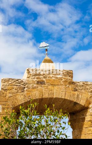 Arch Puerto de la Caleta bis Castillo de San Sebastian, Cadiz, Andalusien, Spanien Stockfoto