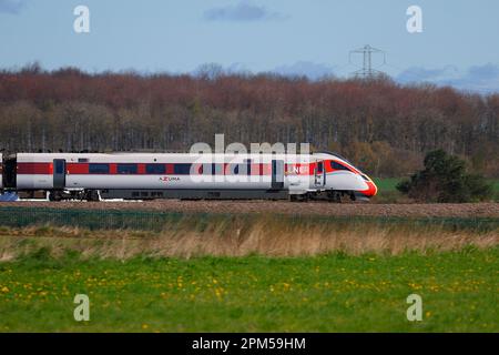 LNER Azuma Zug vorbei an Sherburn-in-Elmet in North Yorkshire, Großbritannien Stockfoto