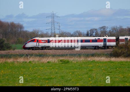 LNER Azuma Zug vorbei an Sherburn-in-Elmet in North Yorkshire, Großbritannien Stockfoto