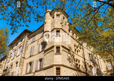 Gebäude, Place aux Herbes in Uzès in der Gard, in den Cévennes, Occitanie, Frankreich Stockfoto