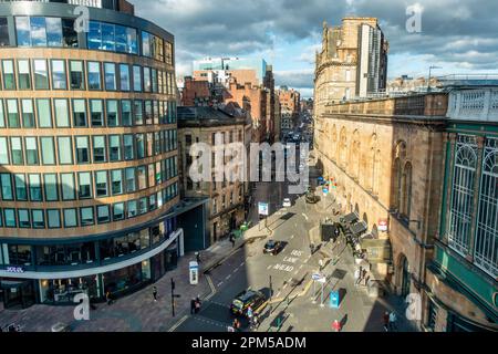 Erhöhte Aussicht nach Norden entlang der Hope Street, mit Hauptbahnhof auf der rechten Seite, in Richtung Stadtzentrum von Glasgow, Schottland, Großbritannien Stockfoto