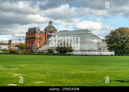 Volkspalast und Wintergärten auf Glasgow Green in Glasgow, Schottland, Vereinigtes Königreich Stockfoto