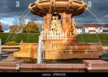 Details vom Doulton-Brunnen neben dem Volkspalast in Glasgow Green, Glasgow, Schottland, Vereinigtes Königreich Stockfoto