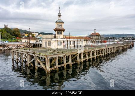 Altes verfallenes Holzpier- und -Pier-Gebäude in Dunoon auf der Firth of Clyde, Cowal Peninsula, Argyle und Bute, Schottland, Großbritannien Stockfoto