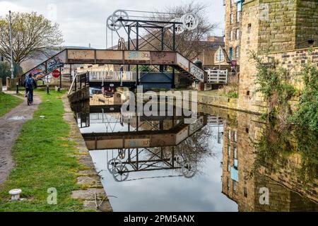 Die historische Locomotive Bridge (oder Turn Bridge) am Huddersfield Broad Canal in Huddersfield, West Yorkshire, England, Großbritannien Stockfoto