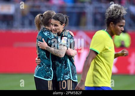 Nürnberg. 11. April 2023. Dzsenifer MAROZSAN (GER) nach ihrem letzten Match mit Sydney LOHMANN (GER). Fußball Laenderspiel Women Deutschland (GER) - Brasilien (BH) 1-2 am 11. April 2023, Max Morlock Stadion in Nürnberg. ? Kredit: dpa/Alamy Live News Stockfoto