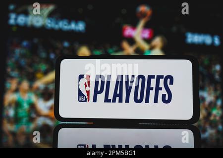Kaunas, Litauen - 2023. April 11: NBA-Playoffs-Logo und Basketballspiel im Hintergrund. Hochwertiges Foto Stockfoto