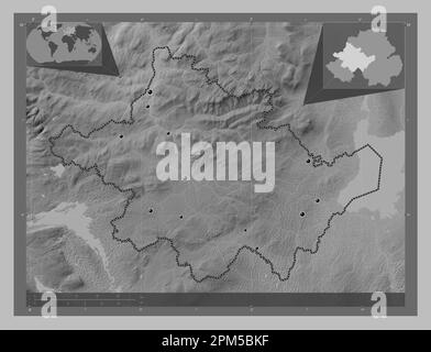 Tyrone, Region Nordirland. Grauskala-Höhenkarte mit Seen und Flüssen. Standorte der wichtigsten Städte der Region. Lage der Zusatzgeräte an der Ecke Stockfoto