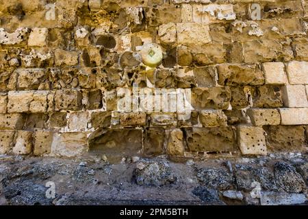 Eine Mauer der antiken Ruinenstadt Salamis nahe Yeni Boğaziçi, Türkische Republik Zypern (TRNC), enthält auch runde Säulendrümmer als Spolien zwischen ihren Kalksteinblöcken. Stockfoto