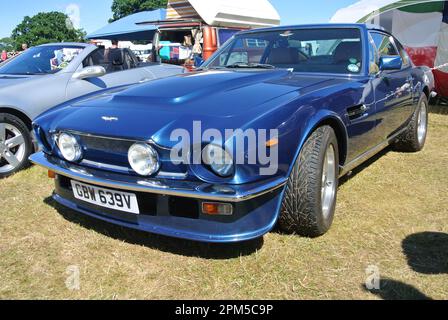 Ein 1980 Aston Martin V8 Vantage parkte auf der Ausstellung 47. Historic Vehicle Gathering Classic Car Show, Powderham, England, Großbritannien. Stockfoto