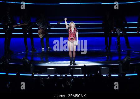 Hamburg, Deutschland. 11. April 2023. Die Sängerin Helene Fischer singt auf der Bühne in der Barclays Arena. Fischer begann ihre Tour mit dem ersten von fünf Hamburger Konzerten. Der Sänger musste den Beginn der Tour in Bremen und das Konzert Köln wegen einer Rippenfraktur verschieben. Kredit: Marcus Brandt/dpa/Alamy Live News Stockfoto