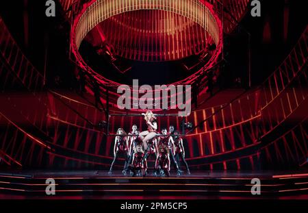 Hamburg, Deutschland. 11. April 2023. Die Sängerin Helene Fischer singt auf der Bühne in der Barclays Arena. Fischer begann ihre Tour mit dem ersten von fünf Hamburger Konzerten. Der Sänger musste den Beginn der Tour in Bremen und das Konzert Köln wegen einer Rippenfraktur verschieben. Kredit: Marcus Brandt/dpa/Alamy Live News Stockfoto