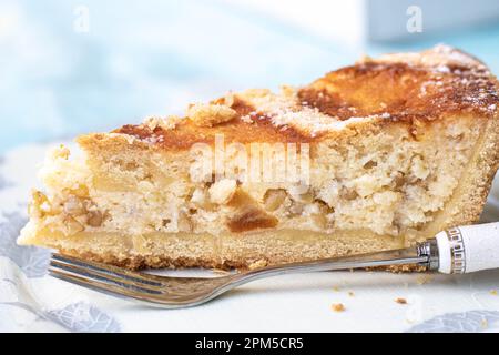 Ein Stück Pastiera, traditioneller Kuchen, zubereitet in Neapel für die Osterfeier Stockfoto