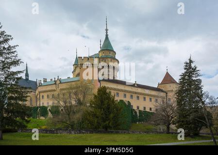 Mittelalterliche Burg Bojnice, UNESCO-Weltkulturerbe in der Slowakei. Romantisches Schloss mit gotischen und Renaissance-Elementen Stockfoto