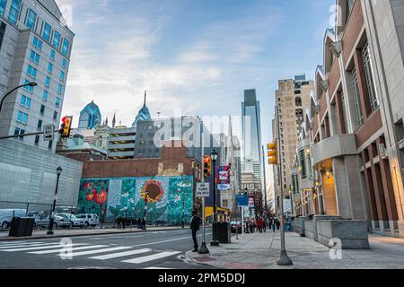 Geschäftige Innenstadt von Philadelphia, USA. Hoher Wolkenkratzer und geschäftige Straßen. Stockfoto