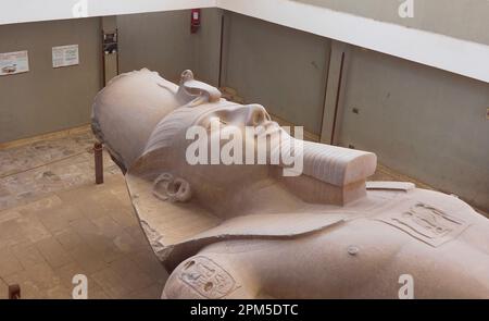 Rote Granitstatue von Ramesses II. In Memphis, Ägypten Stockfoto