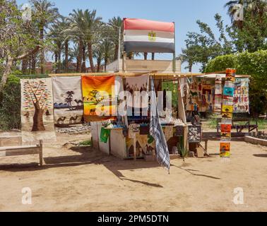 Straßenstand in ägypten mit lokalem Kunsthandwerk Stockfoto