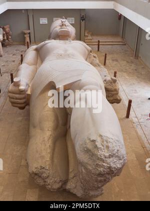 Rote Granitstatue von Ramesses II. In Memphis, Ägypten Stockfoto