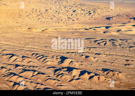Luftbild einer Straße, die die Atacama-Wüste, Chile, durchquert Stockfoto