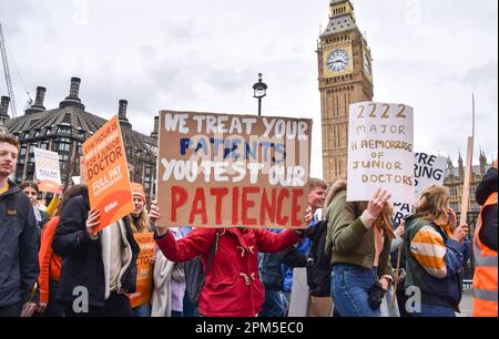 London, Großbritannien. 11. April 2023 Demonstranten passieren den Parlamentsplatz. Tausende von jungen Ärzten marschierten vom Trafalgar Square zum Gesundheitsministerium, als sie ihren viertägigen Streik begannen, der eine vollständige Lohnsanierung verlangte. Kredit: Vuk Valcic/Alamy Live News Stockfoto