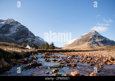 Einsames weißes Landhaus in den schottischen Highlands Stockfoto