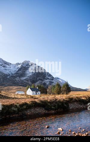 Einsames weißes Landhaus in den schottischen Highlands Stockfoto