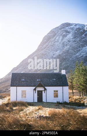 Einsames weißes Landhaus in den schottischen Highlands Stockfoto