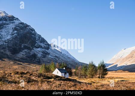 Einsames weißes Landhaus in den schottischen Highlands Stockfoto