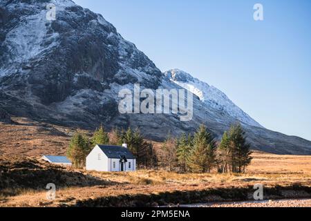 Einsames weißes Landhaus in den schottischen Highlands Stockfoto