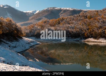 Reflex auf dem Wasser des Fiastra-Sees Stockfoto