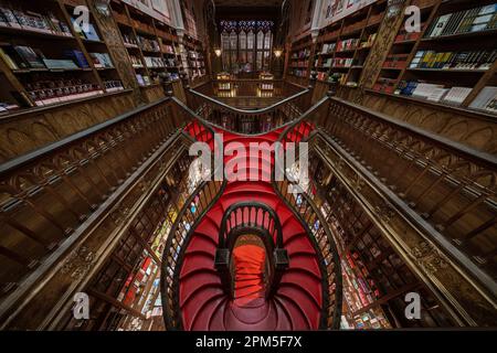 Innenansicht des Buchladens Lello (Portugiesisch: Livraria Lello) im historischen Zentrum von Porto (Porto), Portugal. Stockfoto