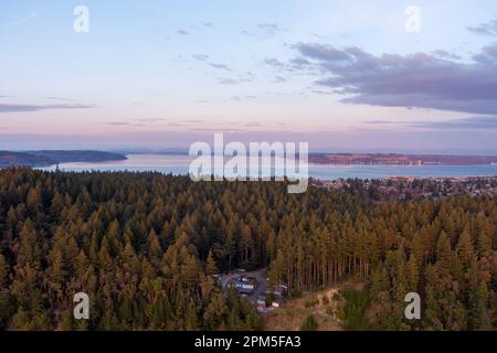 Luftaufnahme der Tacoma Narrows bei Sonnenuntergang Stockfoto