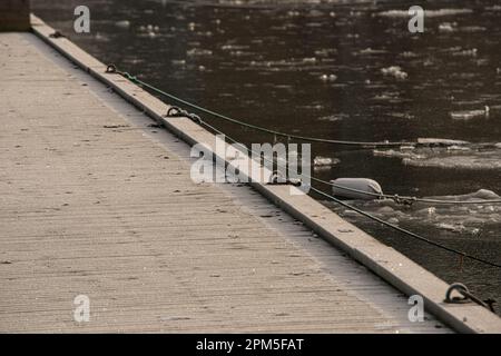 Anlegeklingeln am Pier im Winter Stockfoto